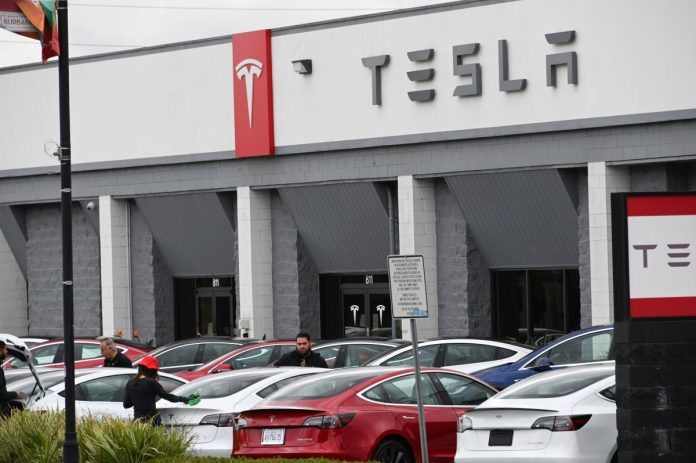 Tesla recibe nuevas demandas por acoso sexual.