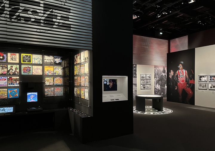 General view of the first spaces of the exhibition road "Hugh Hope 360" In the Philharmonie de Paris, with Zulu Nation on the right, and in the left corner dedicated to the collection of vinyl records of the legend Dee Nasty.  (Laurie Narlian / France Info)