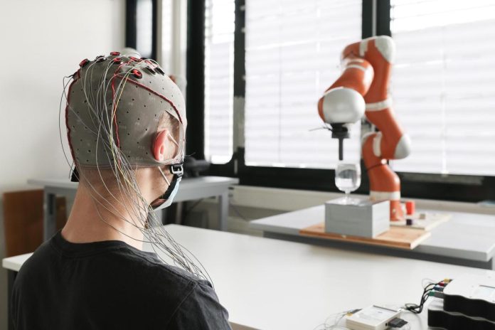 Les essais ont été effectués avec un bras articulé qui reçoit des signaux envoyés par des électrodes placées sur la tête de la personne.