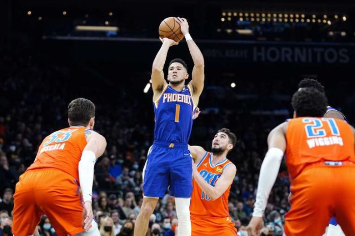 Phoenix Suns guard Devin Booker tries to score a hat-trick in the game Wednesday, December 29, 2021, against the Oklahoma City Thunder (AP Photo/Ross D. Franklin)