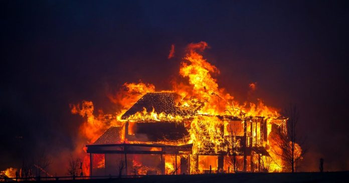 Fire burns Colorado amid unprecedented drought

