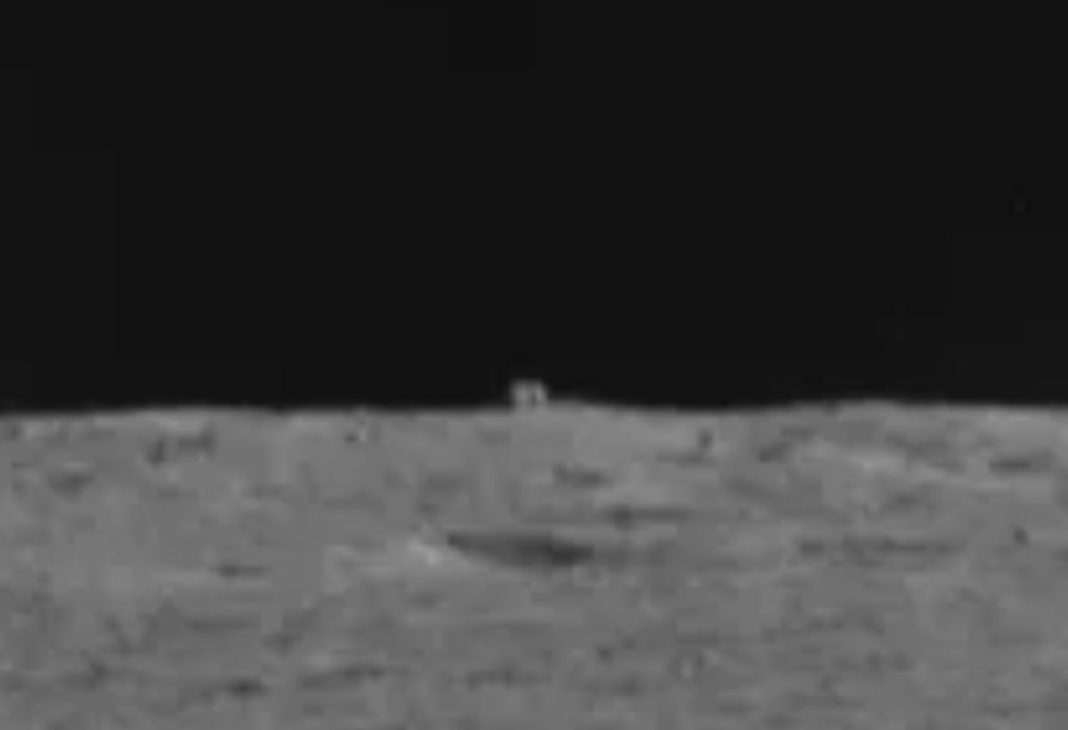 The Chinese rover Yutu 2 discovers a cube-shaped 