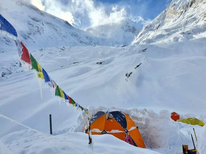 Simon Morrow rescued in Kathmandu, an avalanche destroys the base camp in Manaslu

