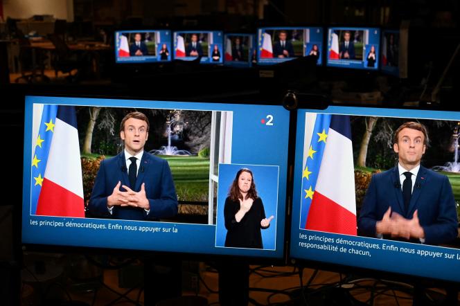 Photos of President Emmanuel Macron's year-end greetings on December 31, 2021.