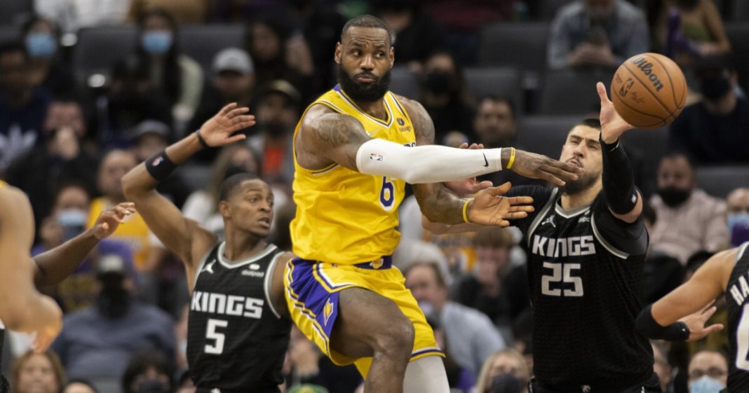 James scored 34, but the Lakers fell into the hands of the Kings

