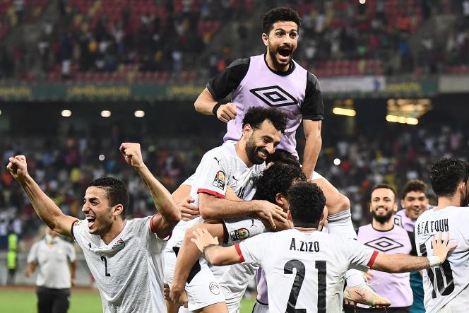 Egyptian striker Mohamed Salah and his team celebrate victory over Ivory Coast in the 16th round of the African Nations (CAN) on January 26, 2022 at the Jaboma Stadium (Cameroon) in Douala.