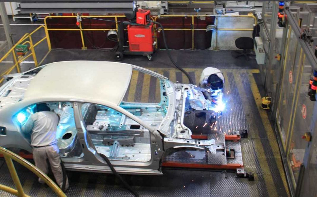 Trabajadores de la armadora de autos. (Andrés Lobato)