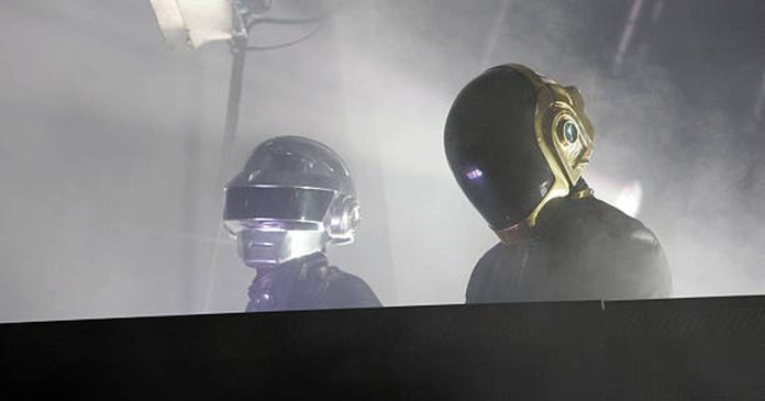 Daft Punk broadcast a concert from 1997, when they didn't wear helmets - FayerWayer

