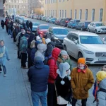  Russians looking for cash: Long queues at ATMs.  Concerns over the ruble

