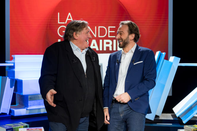 Gérard Depardieu et François Busnel lors de l'émission « La Grande Librairie » sur France 5, le 14 février 2022.
