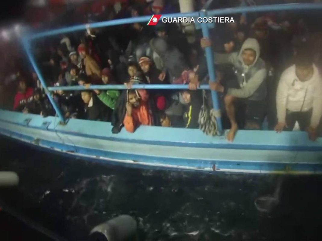 Nearly 500 people arrive in 24 hours: Lampedusa collapses again

