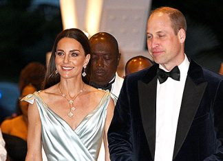 Kate Middleton est magnifique en robe de satin bleue lors d’une visite dans les Caraïbes avec le prince William : photos