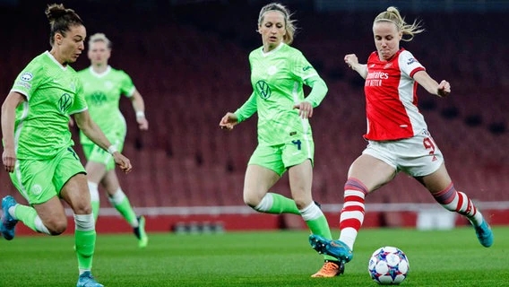 Beth Mead (right) of Arsenal claimed the ball against Kathryn Hendrich of Wolfsburg.  © IMAGO / SportsPress Photo 