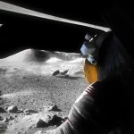 Una ilustración de un astronauta de Artemis mirando desde un módulo de aterrizaje lunar.