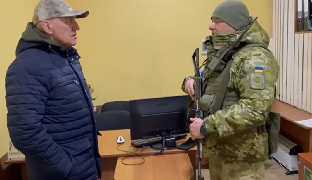 Minsk “betrayed” for opening the border to Russian troops, Ukrainian officer gives 30 dinars to the Belarusian ambassador: “Like Judas” - video

