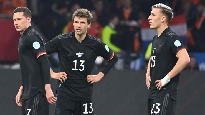 Zufrieden - aber noch lange nicht euphorisch: Thomas Müller (M.) mit seinen DFB-Kollegen Julian Draxler (l.) und Nico Schlotterbeck (r.)