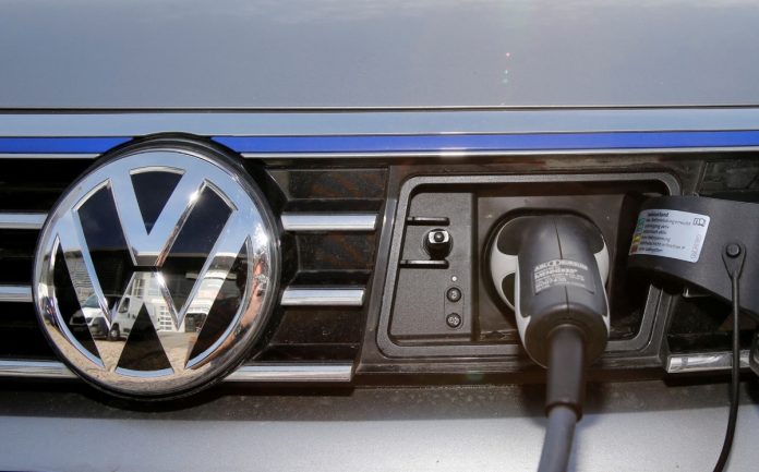 Enchufe de carga de un automóvil Volkswagen Passat eléctrico, en estación de carga en concesionario de VW en Berlín, Alemania. Foto: (Reuters)