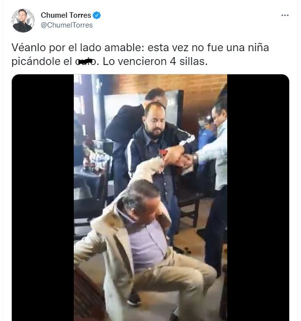 Chumel Torres mocking Alfredo Adams after his new fall (Image: Twitter/ChumelTorres)