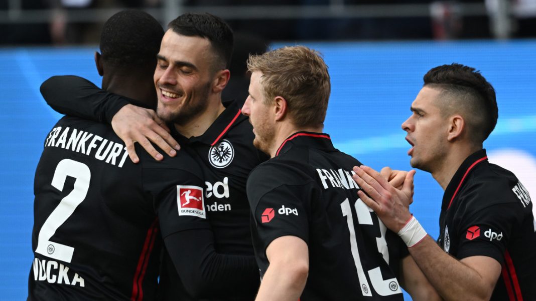 Evan Ndicka (l-r), Filip Kostic, Martin Hinteregger und Rafael Santos Borré treffen im Viertelfinal-Rückspiel am 14.4.2022 auf Barcelona. Alle Infos zur Übertragung im TV und Live-Stream.