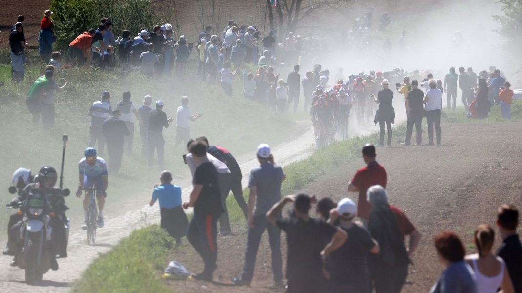 The first major mass fall at the entrance to Saint-Python's cobbled sector caused Anthony Turgis to abandon

