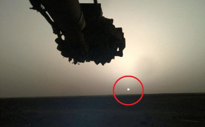 Así se ve un amanecer en Marte. El pequeño punto brillante es nuestro Sol. 