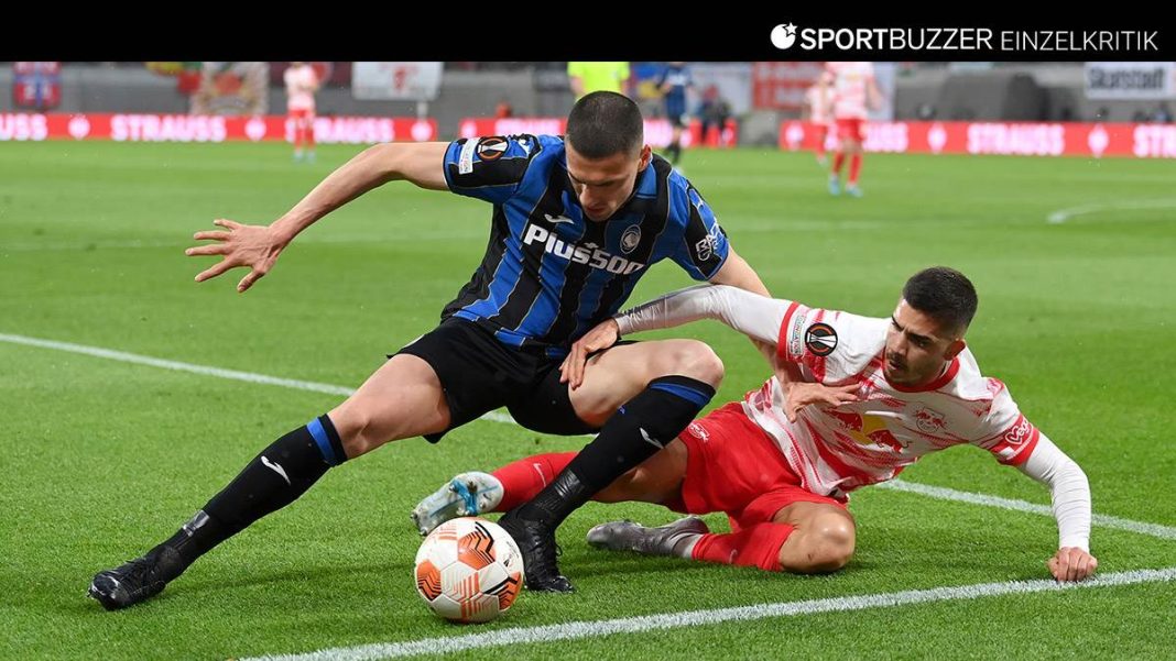 Merih Demiral im Zweikampf mit André Silva.