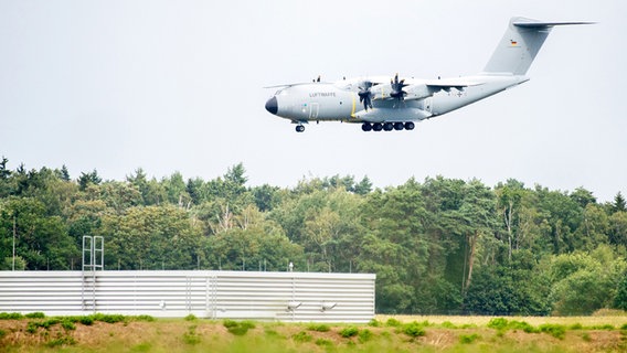 A Luftwaffe transport plane lands at Wunstorf Airport in the Hanover region at noon after a training flight.  © dpa-Bildfunk Photo: Hauke-Christian Dittrich