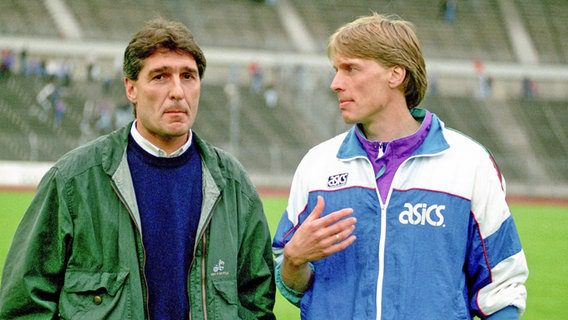 Oldenburg manager Rudy Azawar (left) with coach Wolfgang Sitka in 1991.  © imago-images Photo: nph / rust