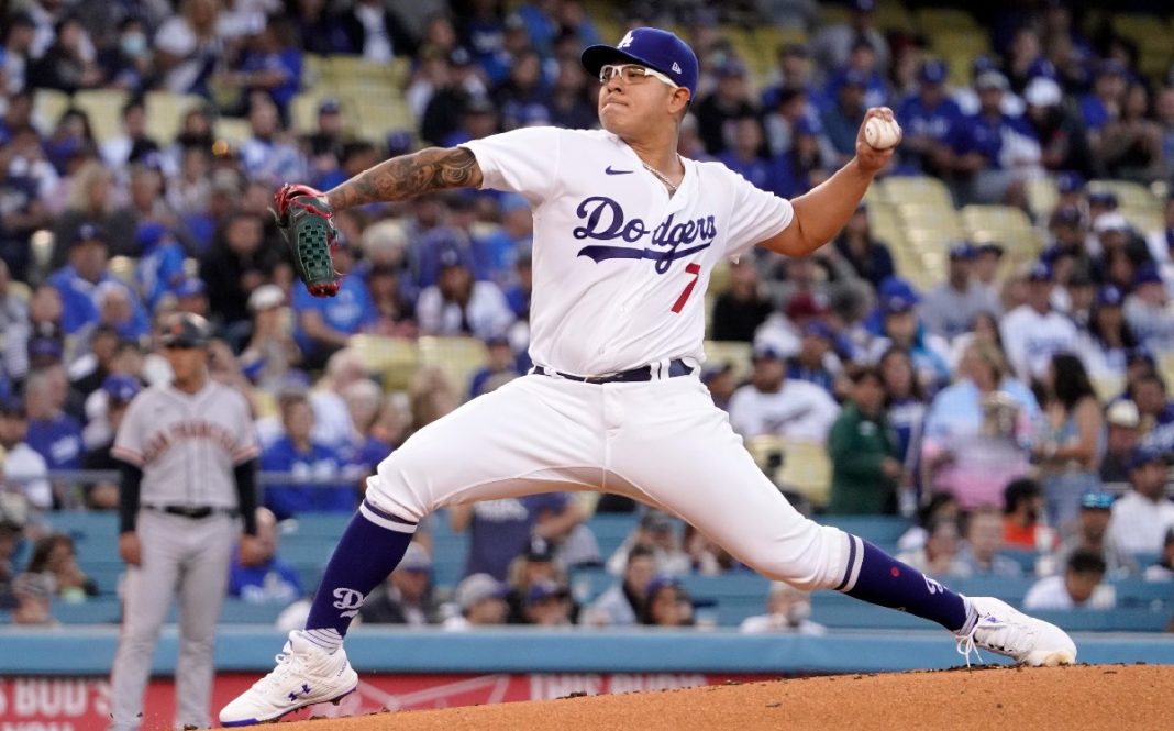 Julio Urías luce con Dodgers y se lleva la decisión ante Gigantes (AP)