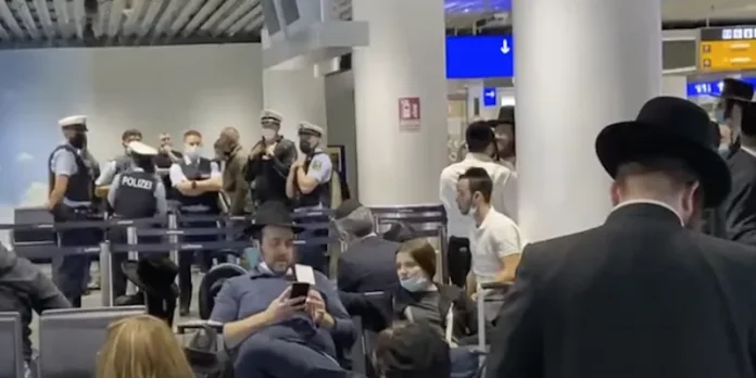 Lufthansa bans more than 100 Jews from boarding a plane

