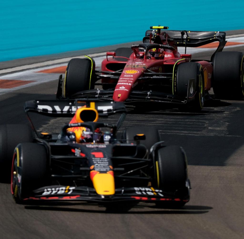 Formula One F1 - Miami Grand Prix - Miami International Autodrome, Miami, Florida, US - May 8, 2022 Red Bull's Max Verstappen and Ferrari's Carlos Sainz Jr.  During the race REUTERS / Ricardo Arduengo