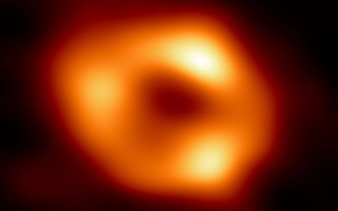C'est trois ans après l'annonce de la première de M87* que la collaboration de l'Event Horizon Telescope a dévoilé la toute première photo de notre trou noir central, Sagittarius A*. © EHT Collaboration