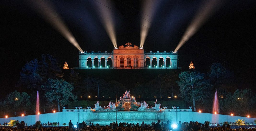 Outdoor party - finally again: summer night party in Schönbrunn

