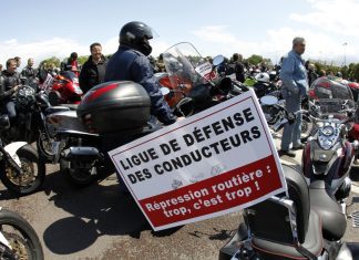 Paris: "Angry" motorcyclists protest against two-wheeler parking

