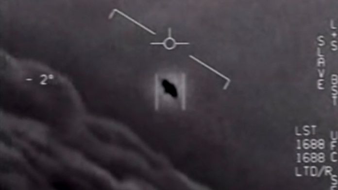 Capture d'écran d'une vidéo d'avril 2020 de pilotes de l'armée américaine montrant un phénomène aérien non-identifié