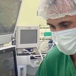 An anesthesiologist abuses a woman about to give birth, in the frame of the video


