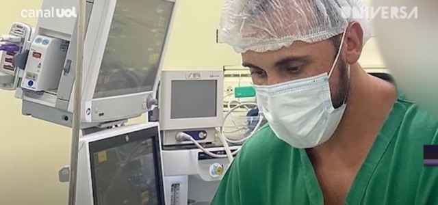 An anesthesiologist abuses a woman about to give birth, in the frame of the video

