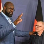 Shaquille O'Neill supports Indigenous Australians and comes up with terrapiattismo theories- Corriere.it

