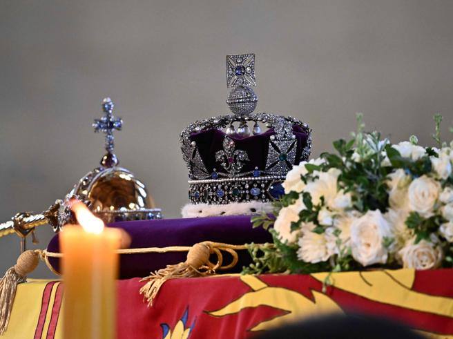 The 'journey' of the Queen's crown from Elizabeth's coffin to the Tower Corriere.it


