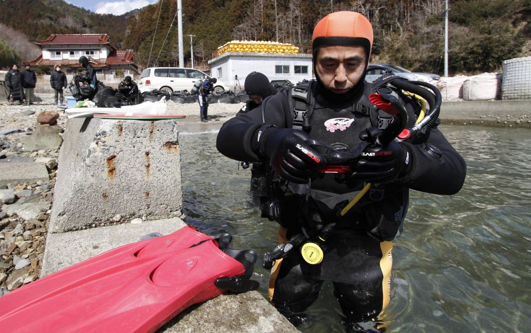 He loses his wife in the 2011 tsunami, for 11 years he has been diving every week to find the body

