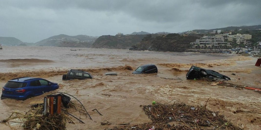 Bad weather, Crete drenched in floods: cars dragged into the sea, one dead and missing

