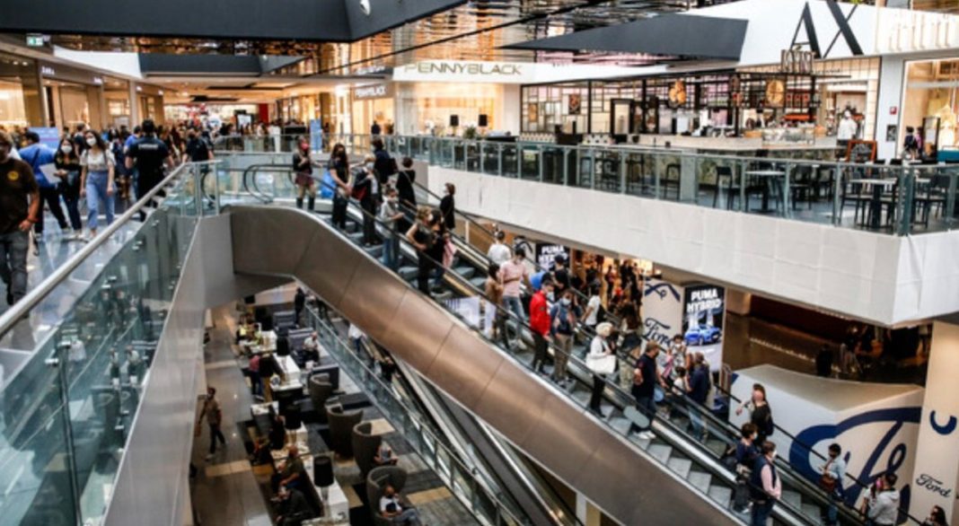 Crowd at mall, customers stuck for four hours in parking lot after shopping: 'crazy'

